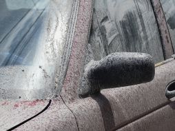 El recubrimiento ácido de la ceniza desaparece fácilmente con la lluvia, pero puede arrastrar y contaminar las reservas de agua local. AFP / C. Cruz