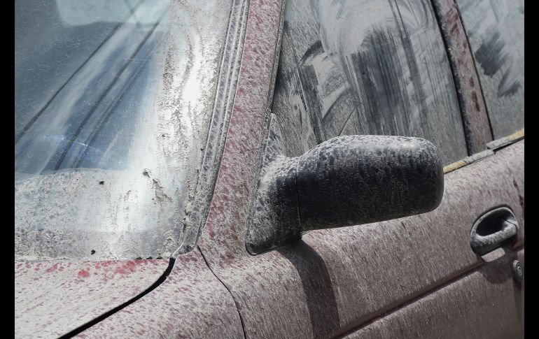 El recubrimiento ácido de la ceniza desaparece fácilmente con la lluvia, pero puede arrastrar y contaminar las reservas de agua local. AFP / C. Cruz