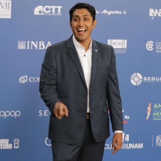 Tenoch Huerta habla sobre el racismo en conversatorio de  Iztapalapa