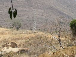 El punto de inhumación en el que se trabaja se localiza a un costado de una antena. ESPECIAL.