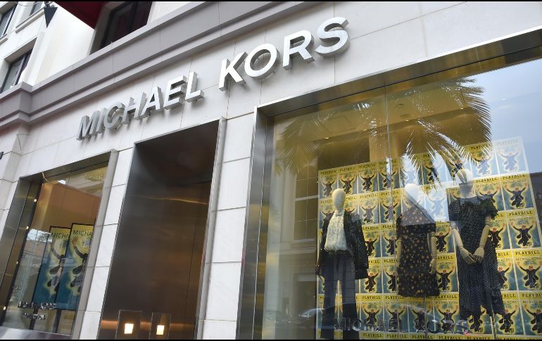 Palacio de Hierro oferta bolso cruzado de la marca Michael Kors por casi 4 mil pesos. AP