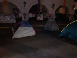 Alrededor de 30 personas se encuentran afuera de Casa Jalisco. ESPECIAL/Beatriz Robles