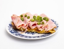 El jamón puede llegar a ser muy sabroso, aunque su aporte nutricional es más bien  bajo. ESPECIAL/Foto de Aneta Voborilova en Unsplash