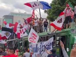 Aficionados del Guadalajara pintaron las calles de color rojiblanco. ESPECIAL