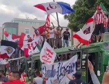 Aficionados del Guadalajara pintaron las calles de color rojiblanco. ESPECIAL