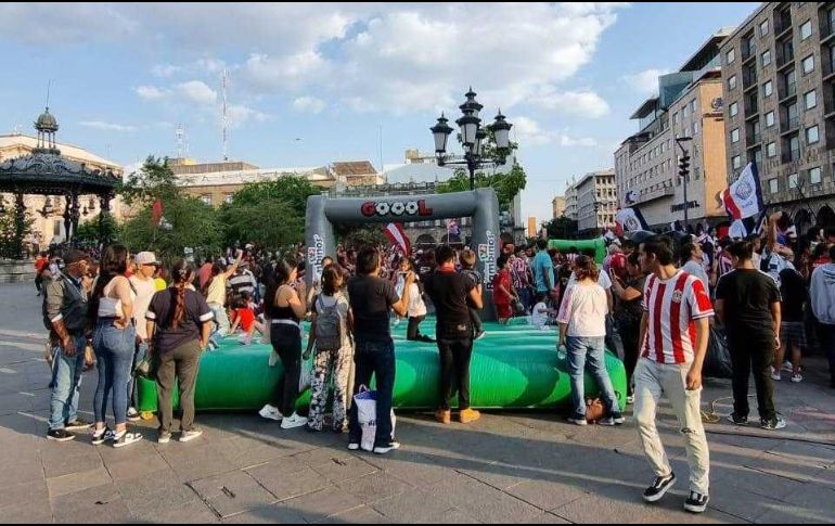 Los locales alrededor de Plaza de Armas donde está ubicada la pantalla operan con normalidad, por lo que se puede comprar algo para comer o hidratarse. EL INFORMADOR / A. García