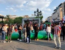 Los locales alrededor de Plaza de Armas donde está ubicada la pantalla operan con normalidad, por lo que se puede comprar algo para comer o hidratarse. EL INFORMADOR / A. García