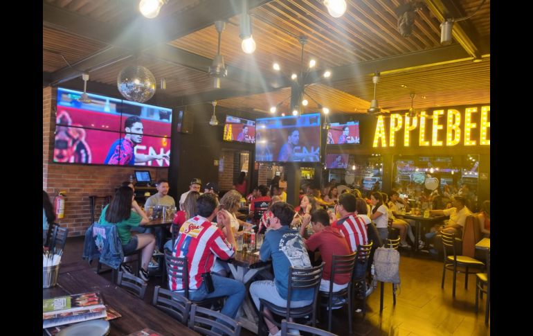 Los restaurantes y bares de la ciudad principalmente de la zona de Chapultepec, López Mateos Sur y Providencia lucen abarrotados esta tarde por el partido entre Chivas y Tigres. EL INFORMADOR / J. Velazco