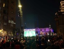 La Plaza de Armas se registra una importante cantidad de personas, la gente se encuentra apretada y también ha habido descontento por el alza de las banderas. EL INFORMADOR / A. García