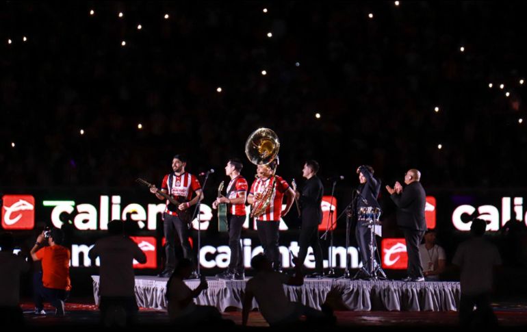 Al centro del campo, sin la necesidad de montar un gran escenario, Alta Consigna se hizo presente para unirse al unísono del estadio con las notas y letra de “Te deseo lo mejor”. EL INFORMADOR / C. Zepeda