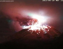 El volcán Popocatépetl expulsó bombas de lava a corta distancia. ESPECIAL