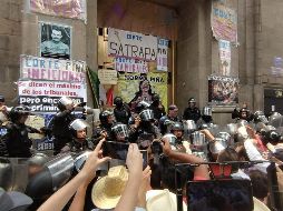 A pesar de la valla que hicieron elementos de la policía capitalina para desalojar a los manifestantes en contra de la SCJN, López Obrador negó la presencia de dicho cuerpo policiaco. SUN / G. Pano