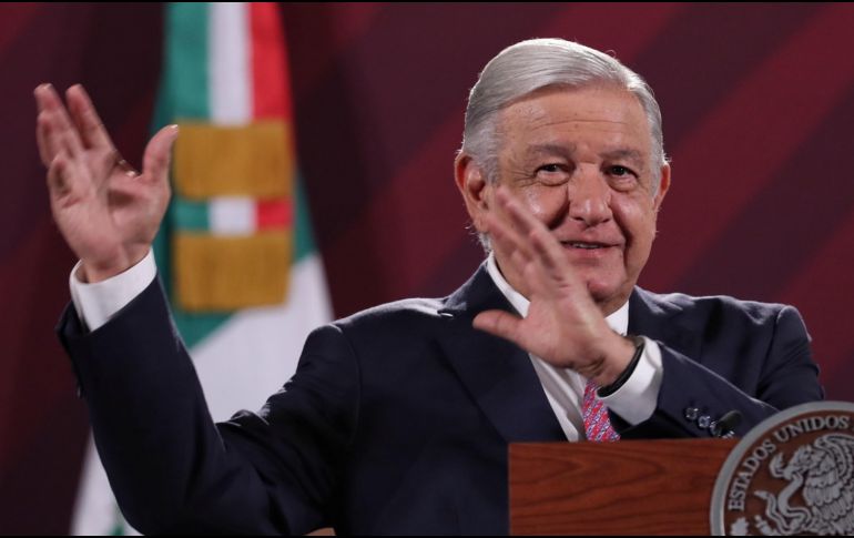 Andrés Manuel López Obrador confirma que ya recibe la pensión de adulto mayor, porque ya le corresponde, dice. EFE / S. Gutiérrez