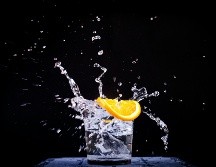 El consumo excesivo de sueros comerciales es malo para la salud y la mejor alternativa para mantenerse hidratado es consumir agua natural. ESPECIAL/Foto de Thao LEE en Unsplash