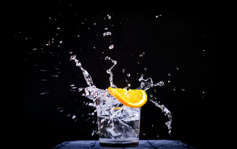 El consumo excesivo de sueros comerciales es malo para la salud y la mejor alternativa para mantenerse hidratado es consumir agua natural. ESPECIAL/Foto de Thao LEE en Unsplash