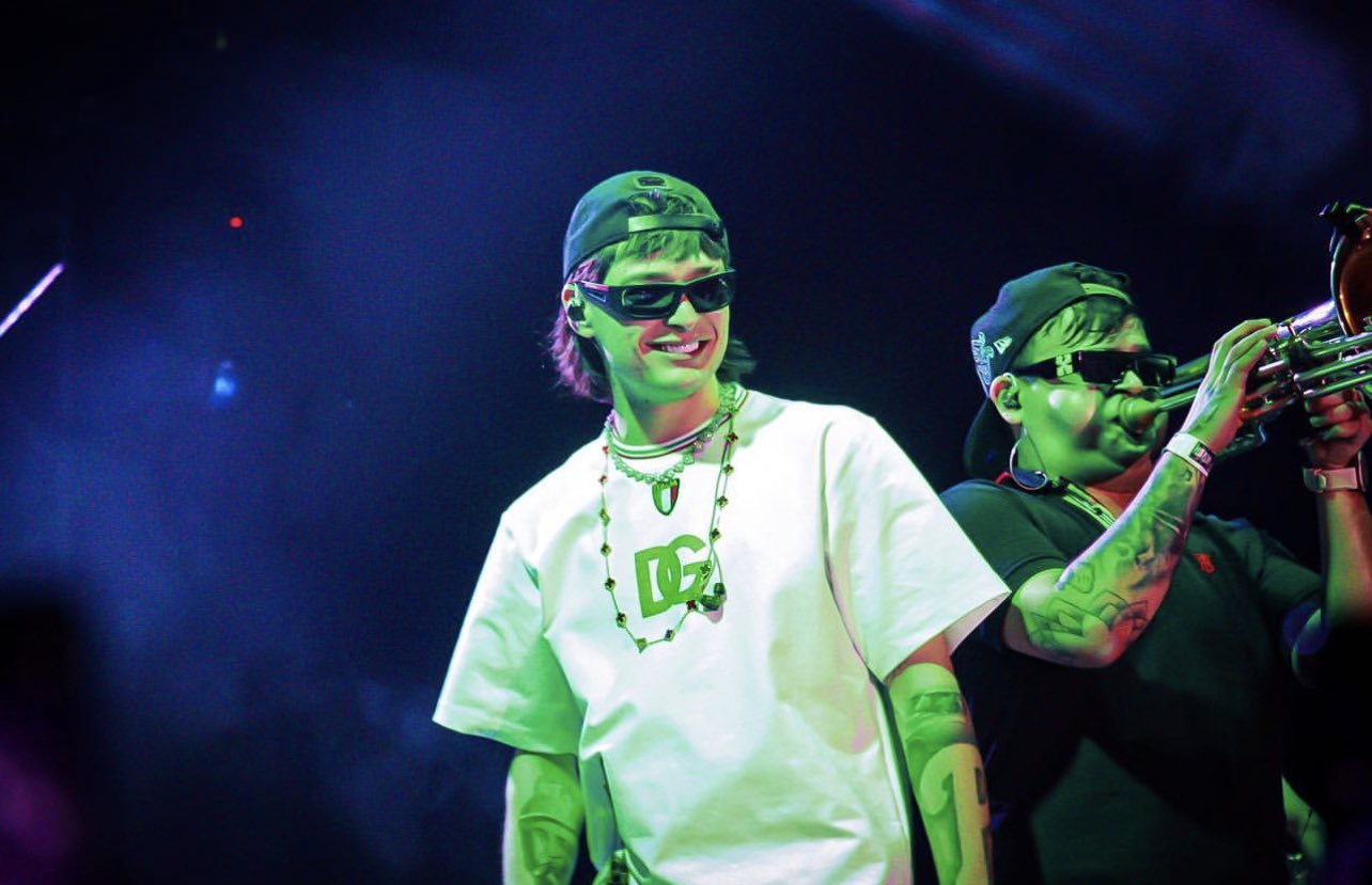 ¿Ya la escuchaste? Peso Pluma estrena canción previo a su concierto en el Telmex