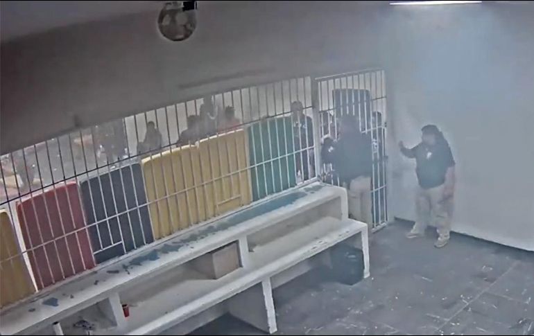 Momento en que inició el incendio en el centro migratorio. ESPECIAL