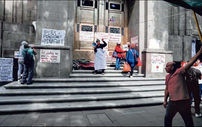 Ayer volvió a instalarse el plantón en contra de la Corte, afuera del recinto del Poder Judicial. ESPECIAL
