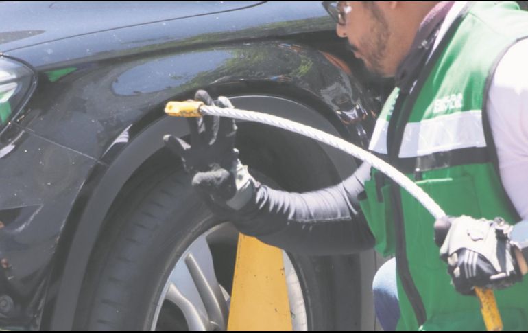 Con los inmovilizadores se busca mejorar la vialidad en el primer cuadro de la ciudad. De arranque, el Ayuntamiento de Guadalajara contará con 50 aparatos. ESPECIAL