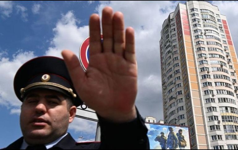 Varios edificios residenciales del suroeste de Moscú resultaron afectados por los restos de algunos de los ocho drones que fueron lanzados contra la capital rusa. GETTY IMAGES
