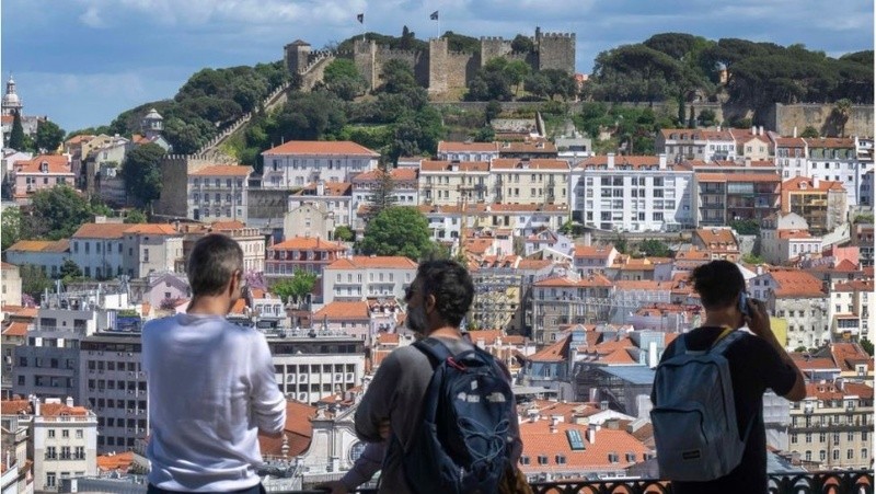 Los propietarios de viviendas en el centro de Lisboa prefieren alquilarlas a turistas que a residentes, porque los beneficios son superiores. GETTY IMAGES