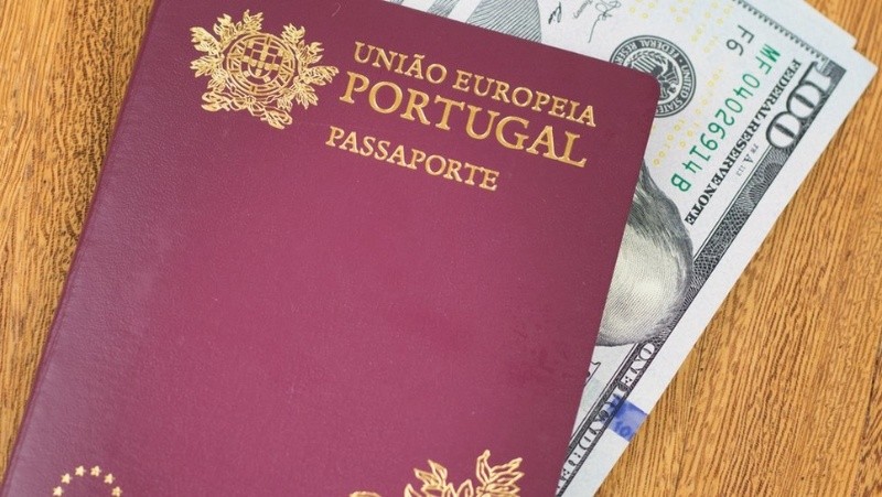 Las controvertidas visas doradas, las cuales permiten a extranjeros que inviertan determinada cantidad de dinero obtener los papeles para residir en Portugal también han trastocado el mercado de la vivienda. GETTY IMAGES