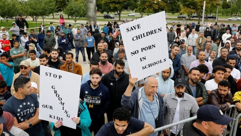 Los grupos que abogan por la censura, como este frente a la biblioteca Henry Ford Centennial en Dearborn, Michigan, representan una minoría vociferante y organizada. GETTY IMAGES