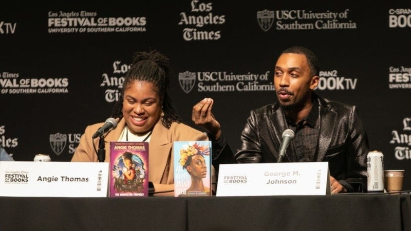 Los libros para niños que estan siendo prohibidos en Estados Unidos vert-cul-65731876 George M Johnson y Angie Thomas en el Festival de Libros del diario Los Angeles Times, 2023