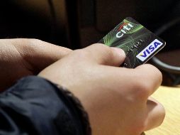 Las tarjetas de crédito básicas no cobran comisiones y ofrecen líneas de crédito reducidas y en muchos casos representan el primer acercamiento de la población con este tipo de producto financiero. AP / ARCHIVO