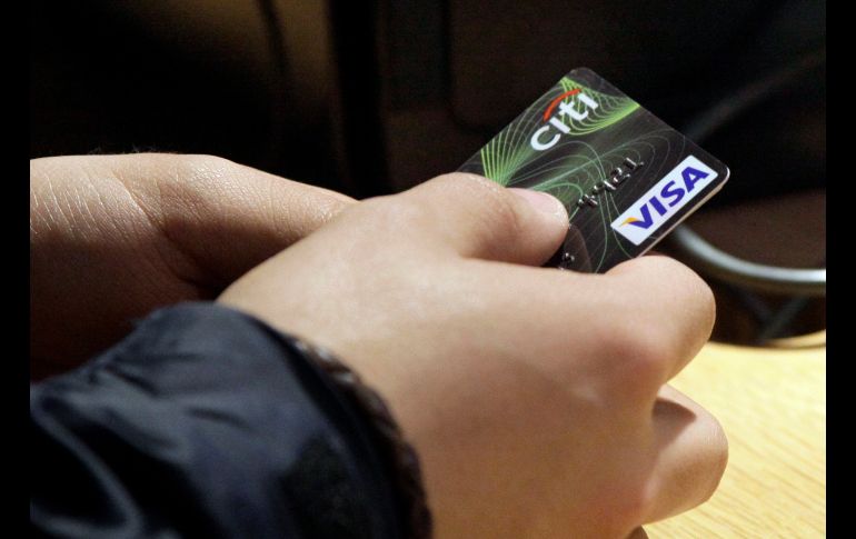 Las tarjetas de crédito básicas no cobran comisiones y ofrecen líneas de crédito reducidas y en muchos casos representan el primer acercamiento de la población con este tipo de producto financiero. AP / ARCHIVO
