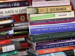 Algunos de los libros prohibidos en las escuelas públicas de Estados Unidos abordan temas como el racismo, la homosexualidad adolescente o el acoso sexual de jóvenes. GETTY IMAGES
