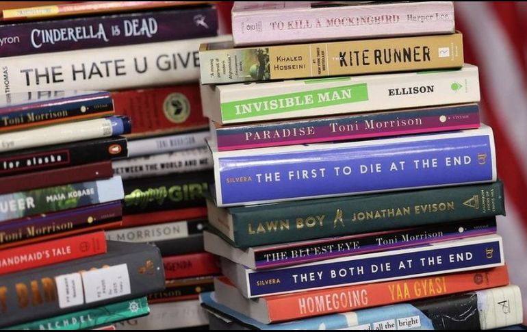Algunos de los libros prohibidos en las escuelas públicas de Estados Unidos abordan temas como el racismo, la homosexualidad adolescente o el acoso sexual de jóvenes. GETTY IMAGES