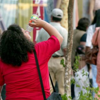 Por qué no deberías tomar sueros para hidratarte, según Profeco