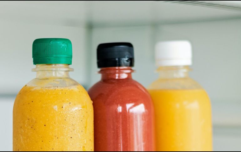 Tomar un envase completo de estas aguas saborizadas puede representar que se supera la ingesta de azúcares libres al día recomendada por la OMS. ESPECIAL / Foto de Andrew Kayani en Unsplash