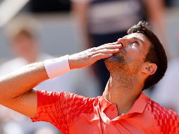 NOVAK DJOKOVIC. El reglamento de Roland Garros prohíbe mensajes políticos en la pista, por lo que la directora del torneo aseguró que están estudiando la situación. AP / J. F. Badias