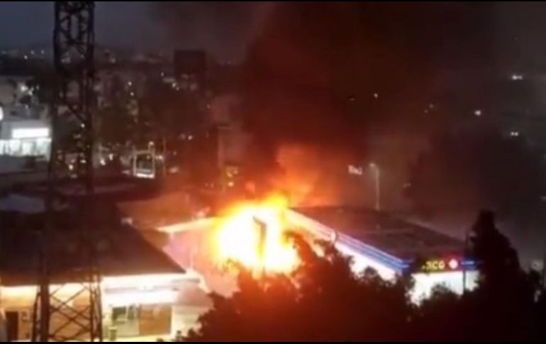 El incendio registrado en la gasolinera en Zapopan fue controlado sin lesionados. ESPECIAL