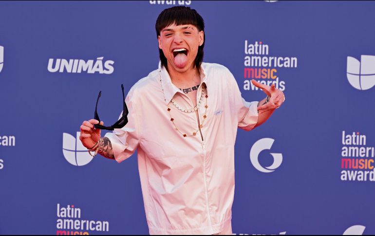 La propuesta musical de Peso Pluma, el cantante de 23 años lo tiene en los “cuernos de la Luna”. AFP