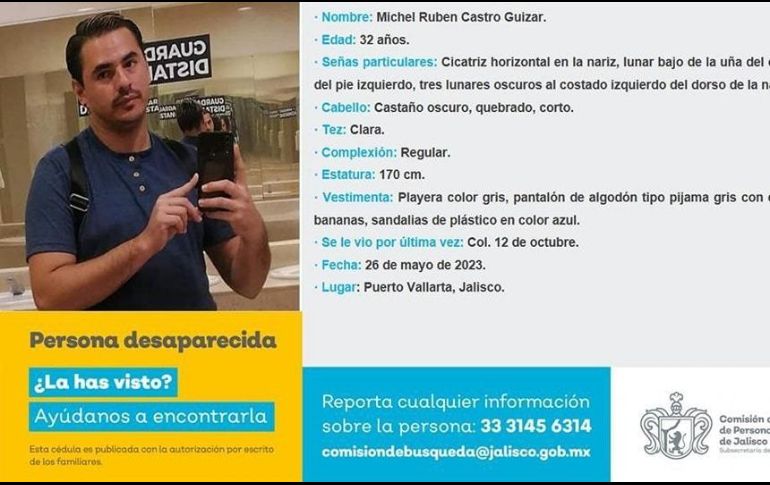 Rubén vestía playera gris, pantalón de algodón tipo pijama gris con estampado de plátanos y sandalias de plástico en color azul. ESPECIAL