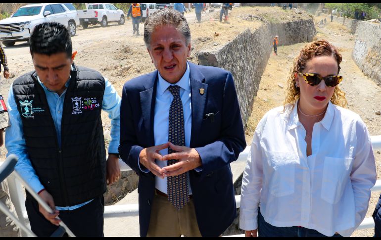 En la colonia Mariano Otero, en uno de los canales por donde pasa el cauce de Arroyo “El Seco”, personal trabaja en la limpieza de la zona. EL INFORMADOR / A. Navarro