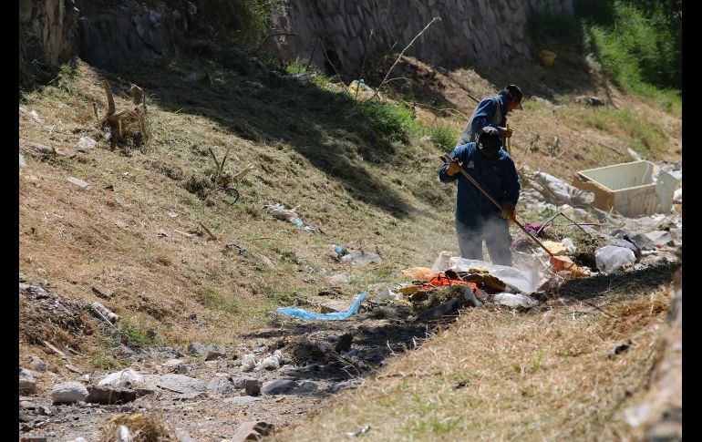 En la colonia Mariano Otero, en uno de los canales por donde pasa el cauce de Arroyo “El Seco”, personal trabaja en la limpieza de la zona. EL INFORMADOR / A. Navarro