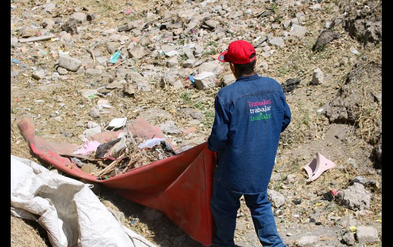 En la colonia Mariano Otero, en uno de los canales por donde pasa el cauce de Arroyo “El Seco”, personal trabaja en la limpieza de la zona. EL INFORMADOR / A. Navarro