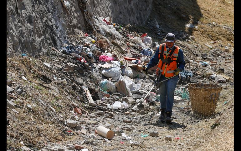 En la colonia Mariano Otero, en uno de los canales por donde pasa el cauce de Arroyo “El Seco”, personal trabaja en la limpieza de la zona. EL INFORMADOR / A. Navarro