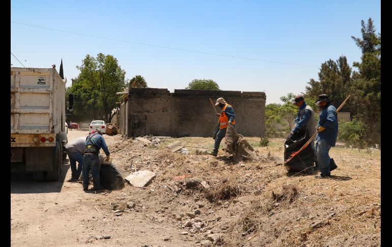 En la colonia Mariano Otero, en uno de los canales por donde pasa el cauce de Arroyo “El Seco”, personal trabaja en la limpieza de la zona. EL INFORMADOR / A. Navarro