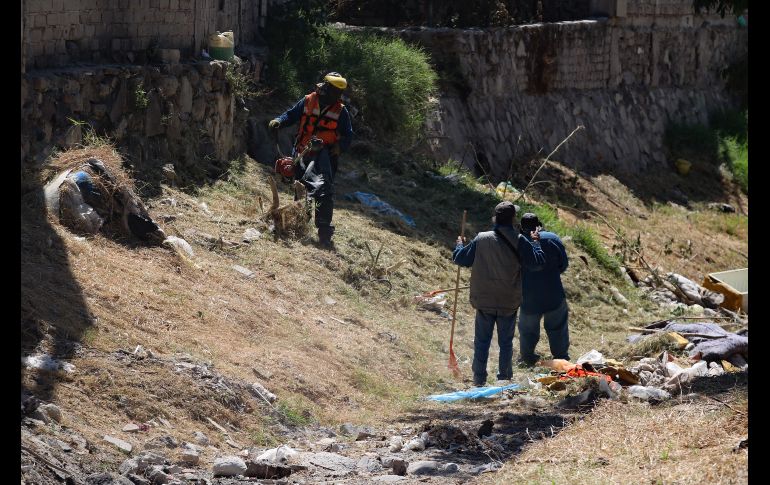 En la colonia Mariano Otero, en uno de los canales por donde pasa el cauce de Arroyo “El Seco”, personal trabaja en la limpieza de la zona. EL INFORMADOR / A. Navarro