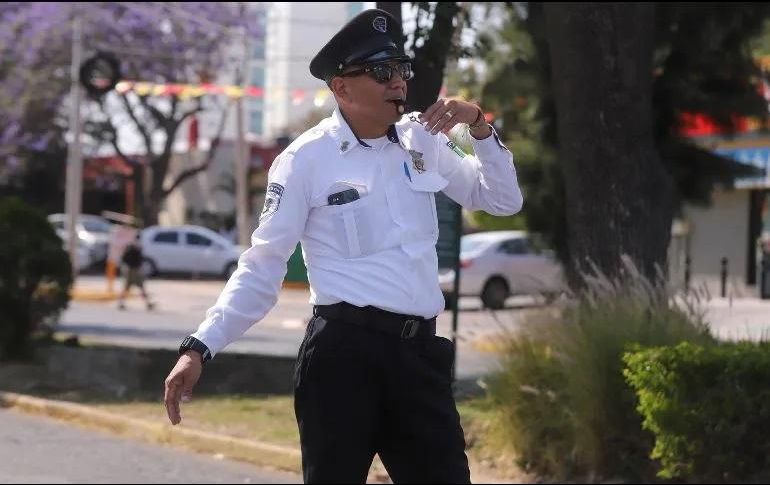 Agentes de la Policía Vial estarán presentes en la zona afectada por los trabajos de reconstrucción para brindar apoyo y garantizar la seguridad de los usuarios. EL INFORMADOR/ Archivo
