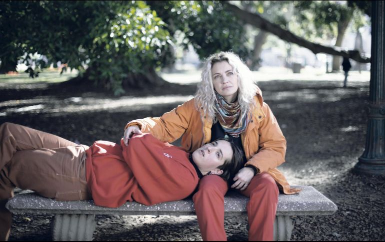 Dolores Fonzi, vestida de naranja, trabajó como directora y protagonista de la cinta. CORTESÍA