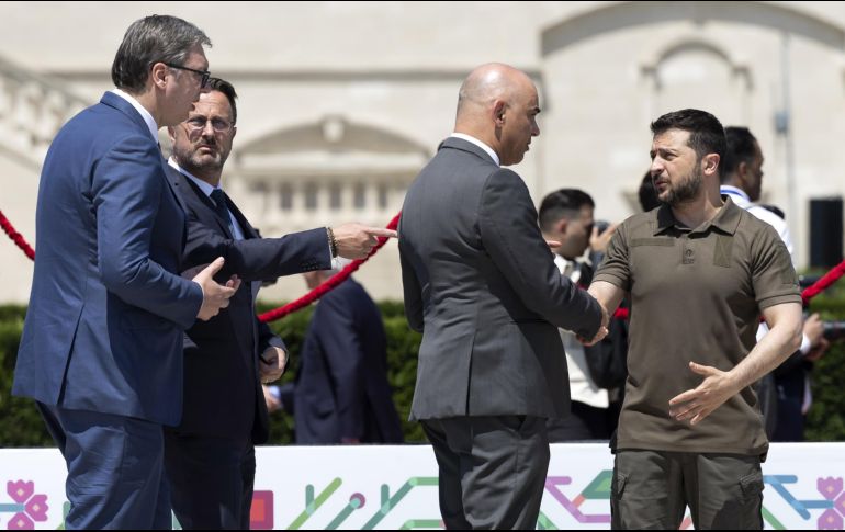 El miembro del Consejo Federal de Suiza, Alain Berset, estrecha la mano del mandatario ucraniano en su llegada a la cumbre en Moldovia. EFE