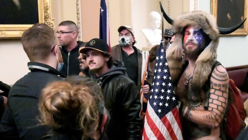 Jacob Anthony Chansley, o el chamán de QAnon, repetidamente rechazó las órdenes de la policía para salir del Capitolio. REUTERS