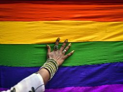 Aquí te contamos por qué el Mes del Orgullo LGBT+ se celebra en el mes de junio y cuándo comenzó a celebrarse en México. EFE / ARCHIVO