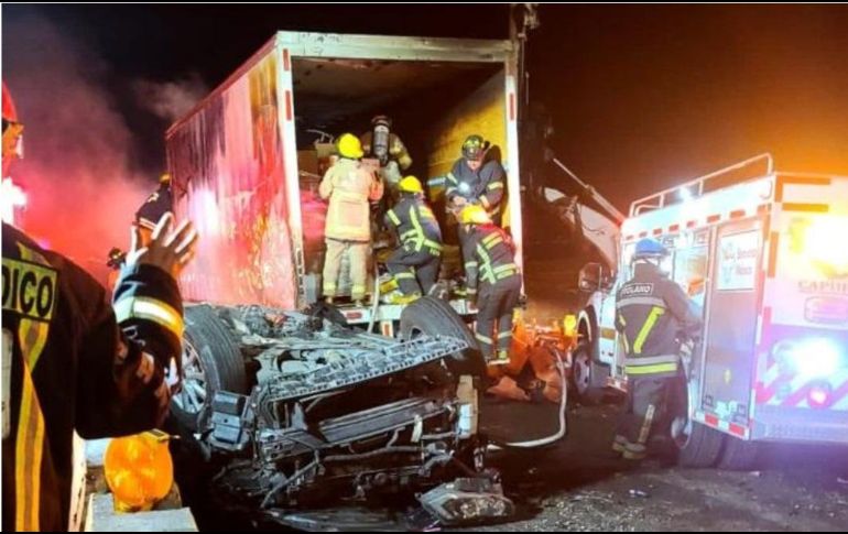 Los bomberos apagaron las llamas en la pesada unidad y dos automotores. SUN/ESPECIAL